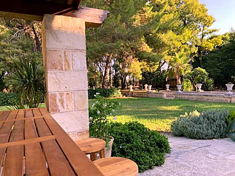 Palazzo de Carlo e il parco dei 7 pozzi