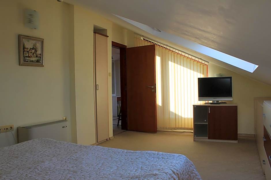 Family Hotel Saint Nikola and Free parking