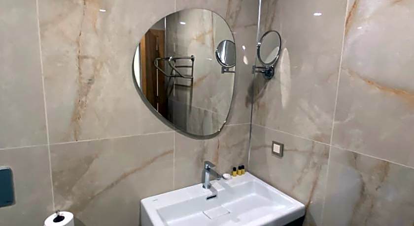 Rena Grand Residence & Suit