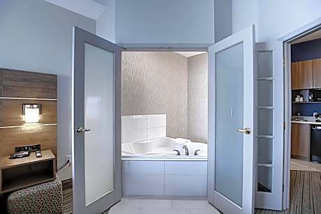 1 King 1 Bdrm Ste Jetted Tub