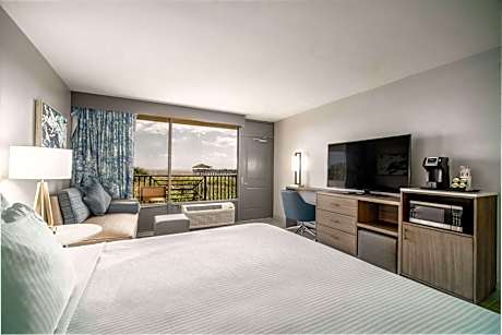 1 King Bed, Mobility Accessible Room, Bathtub w/ Grab Bar, Ocean/Pool View, NSMK