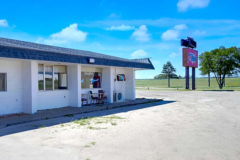 First Inn By OYO Quinter Hwy 70
