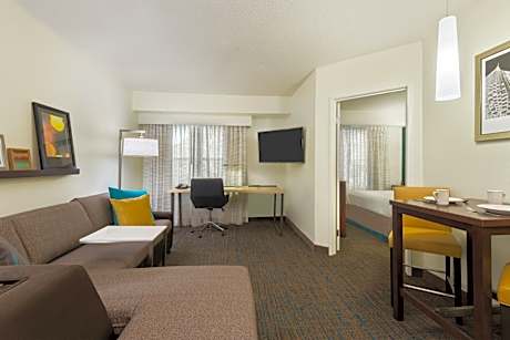 One-Bedroom Queen Suite with Sofa Bed - Hearing Accessible