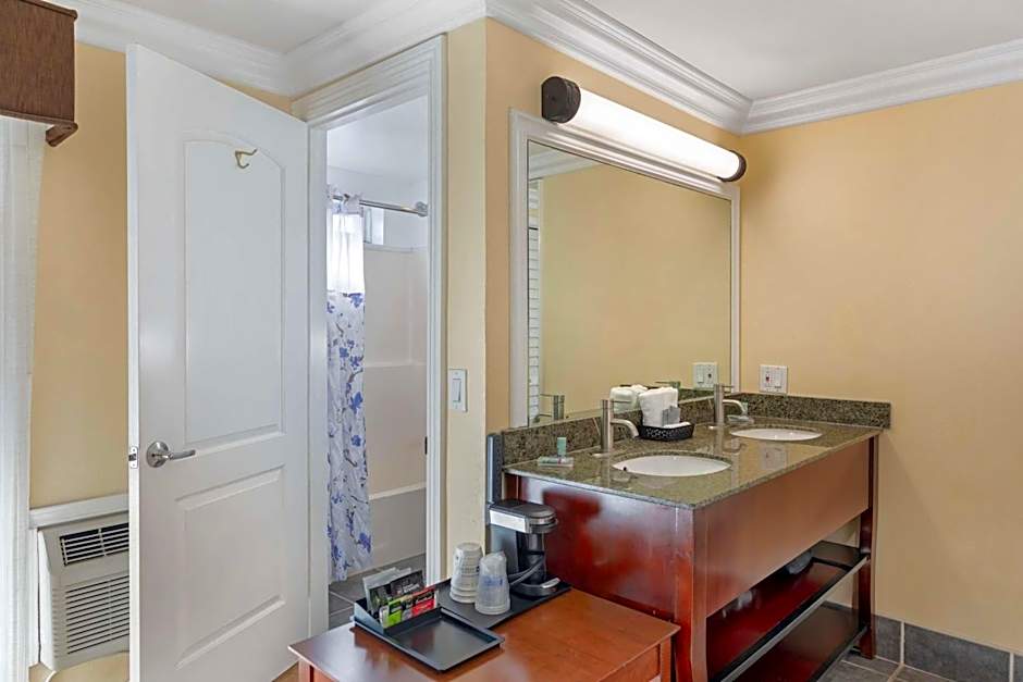 Best Western Harbour Inn & Suites Huntington - Sunset Beach