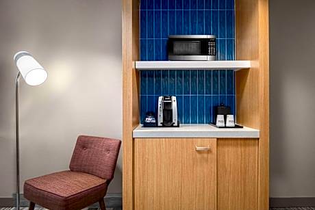 1 King Accessible 1 Bedroom Suite Roll In Shower