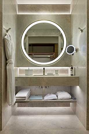 1 King Bed (double) with Sea View