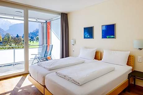 One-Bedroom Apartment with Mountain View