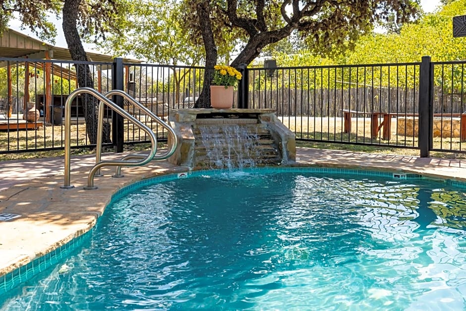 The Historic Leakey Inn