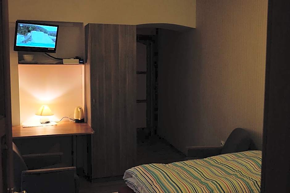 Academus Pub & Guest House