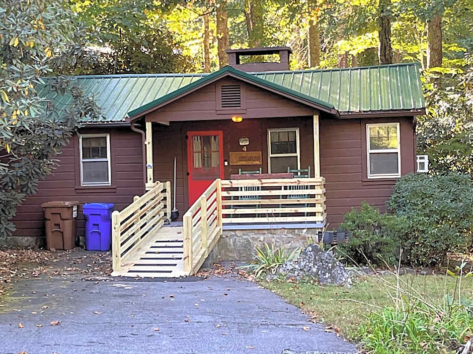 Cozy Cabin Pet Friendly ADA Compatible