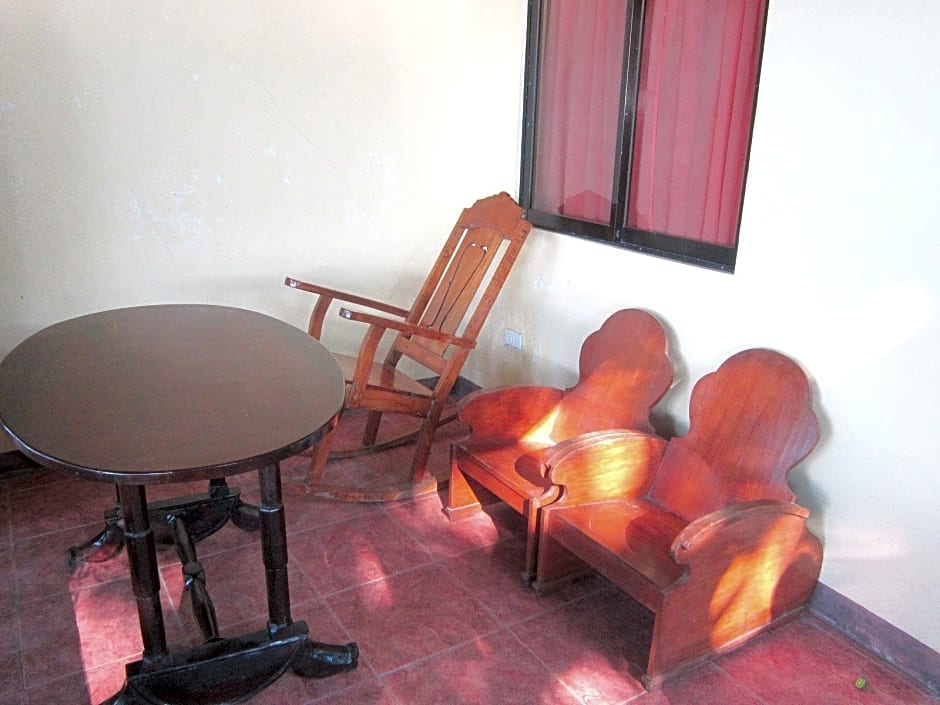 RedDoorz @ July's Haven Seaside Pension Camiguin