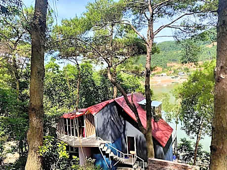 House by Dong Do Lake