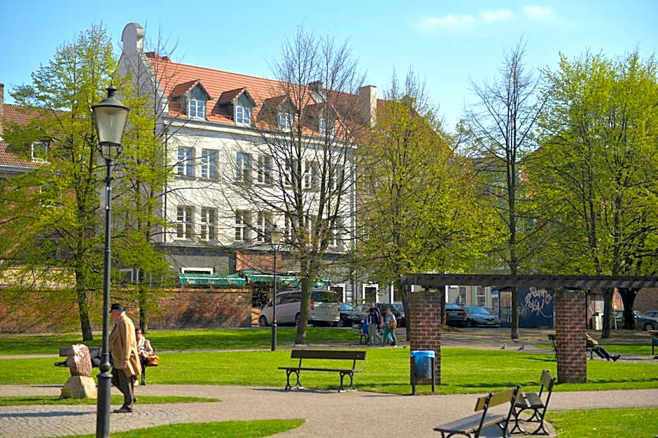 Five Point Hostel & Apartments
