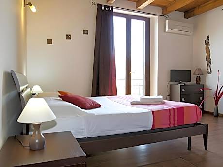 Twin room-Comfort-Ensuite with Shower-City View-Camera Grigia