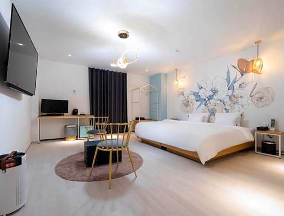 Photo 1 of 6 of Suite