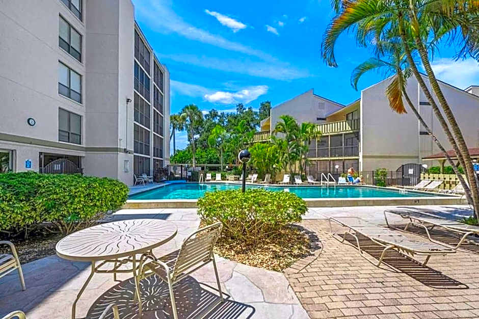 Siesta Key Beach - 2 Bedroom - 3 Beds - 3 Bathroom Duplex with Heated Swimming Pool