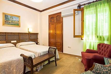 Family Room (2 Adults + 2 Children)