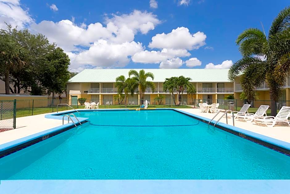 Howard Johnson by Wyndham Vero Beach / Downtown