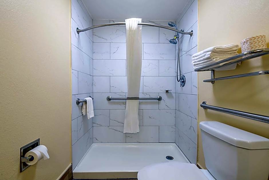 Motel 6 Forsyth, GA Tift College