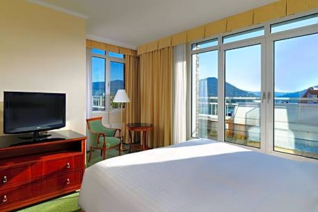 executive suite, executive lounge access, 1 bedroom executive suite, 1 king, river view, balcony