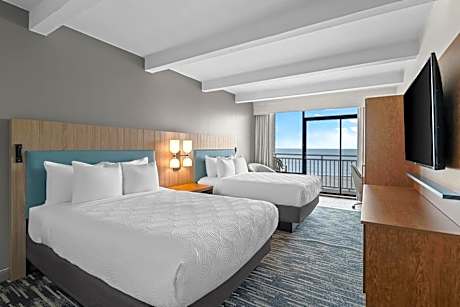 Queen Room Oceanfront with Roll-In Shower - Disability Access