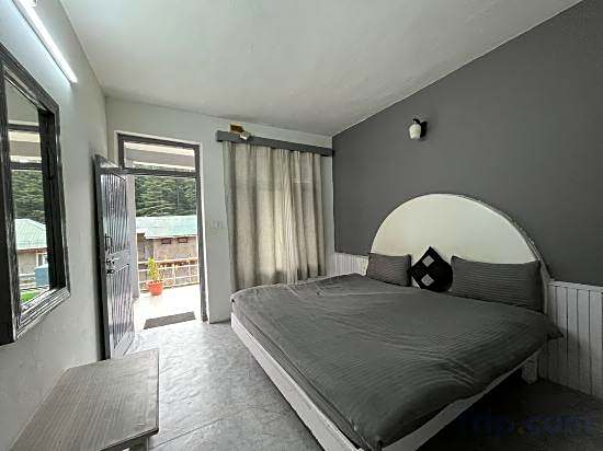 Young Monk Hostel & Cafe Manali