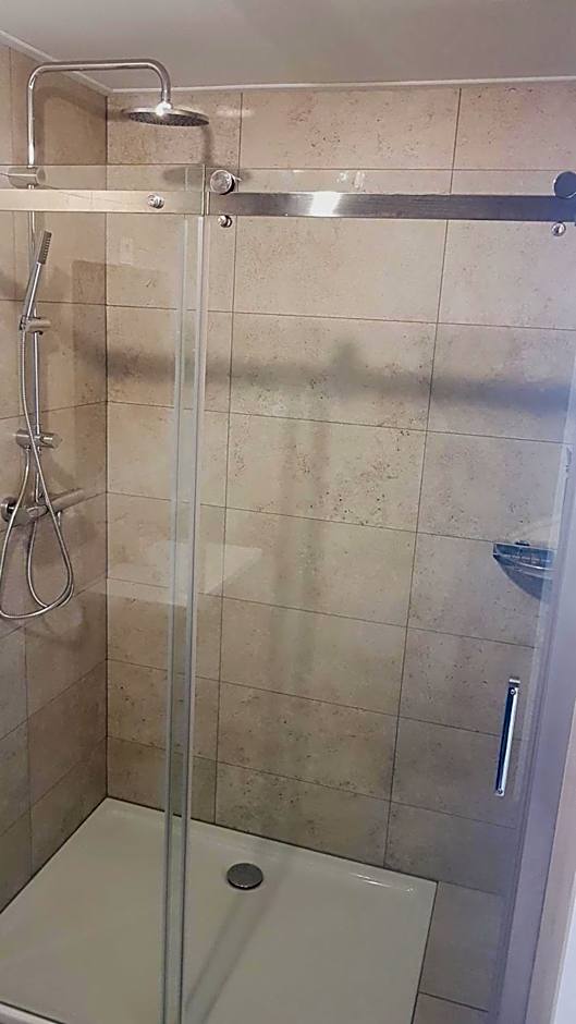Quadruple Room with Private Bathroom — 5 fotoğraftan 1. fotoğraf