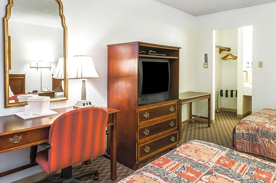 Econo Lodge Eagle Nest