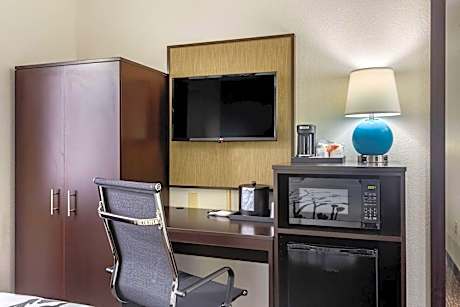 Standard Queen Room - Non-Smoking