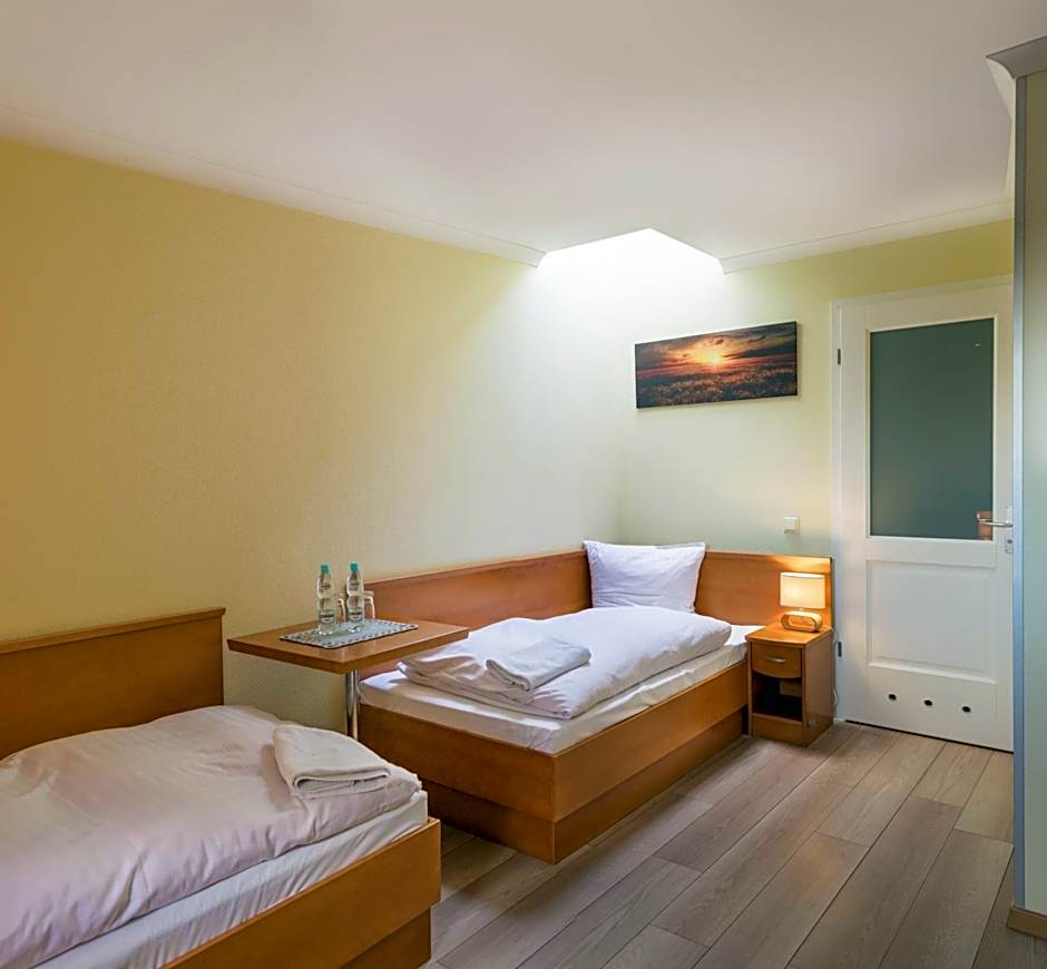 Hotel Restauracja Tawerna Gliwice - duży parking gratis
