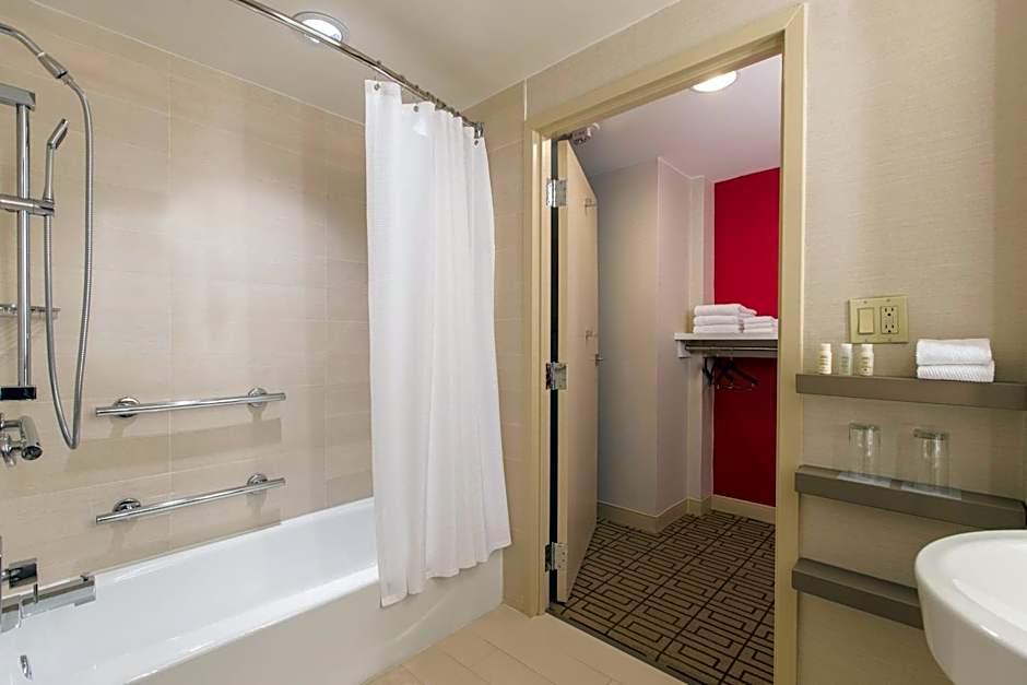 Renaissance by Marriott Austin Hotel