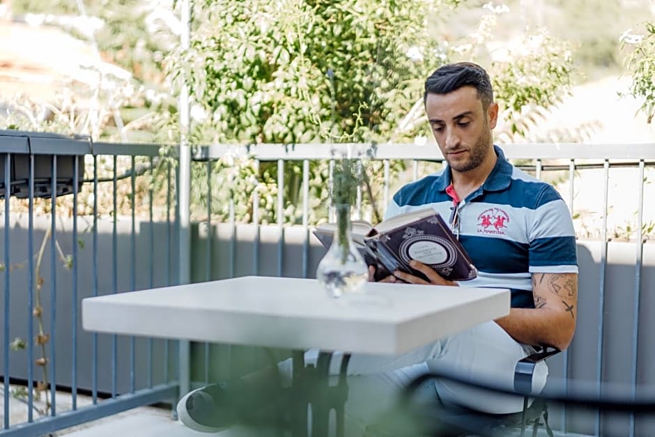 Oinou Strata - Adults Only