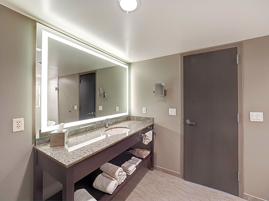 DoubleTree by Hilton Bloomington