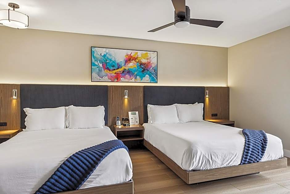 456 Embarcadero Inn & Suites
