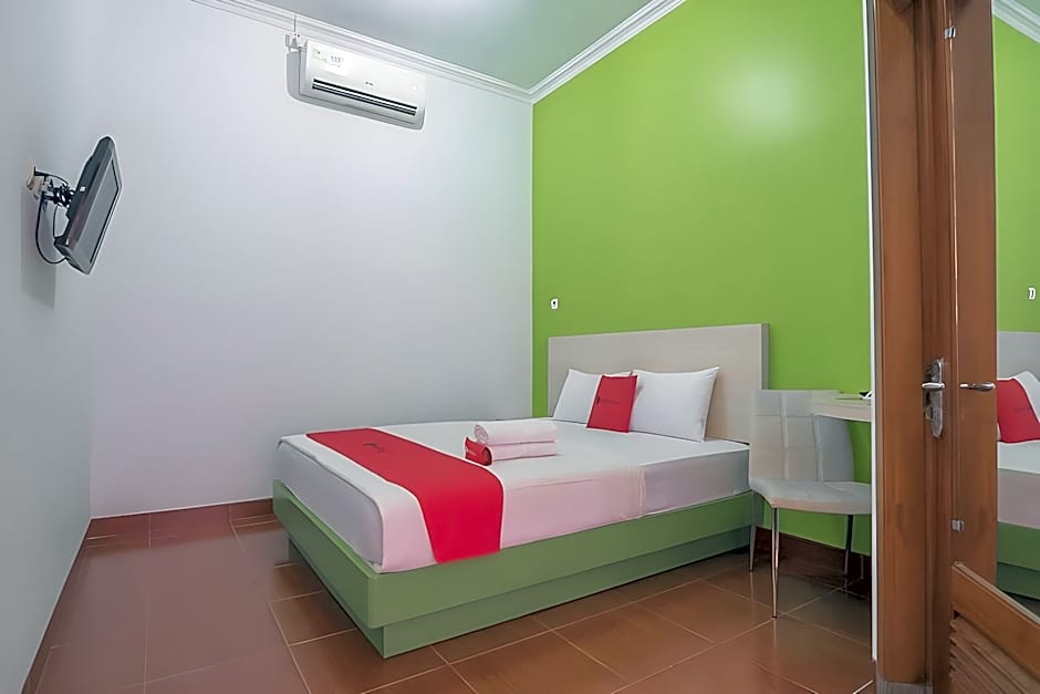 RedDoorz Plus near Alun Alun Kuningan