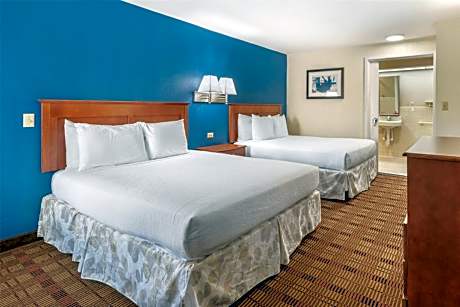 Queen Room with Two Queen Beds and Roll-In Shower - Disability Access
