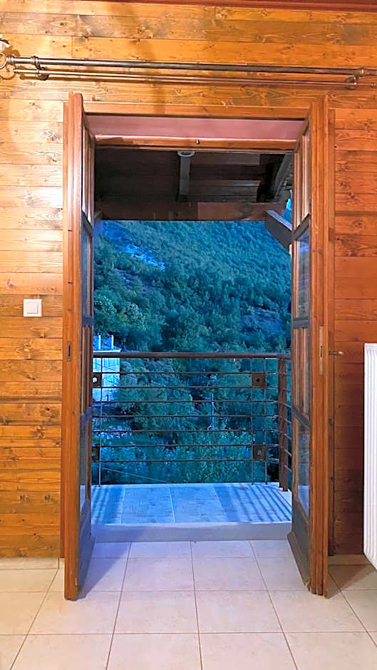 Ikojenia Traditional Lodge