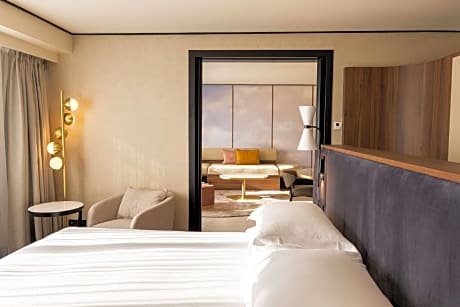 SUITE MUSES LA DEFENSE VIEW SEPARATE DINING LOUNGE AREA SEPARATE WHIRLPOOL BATH AND SHOWER