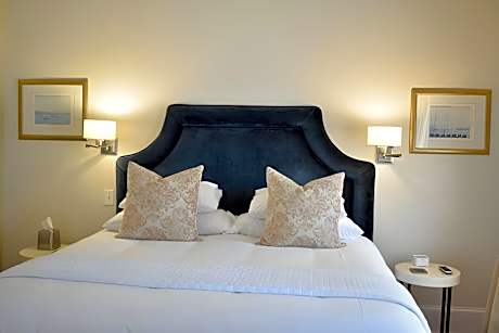 Suite 3-Comfort-Suite-Private Bathroom-Garden View
