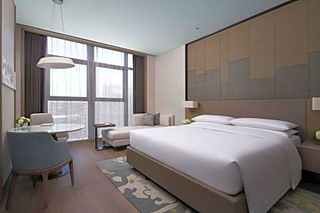 King Room with City View - Club Level