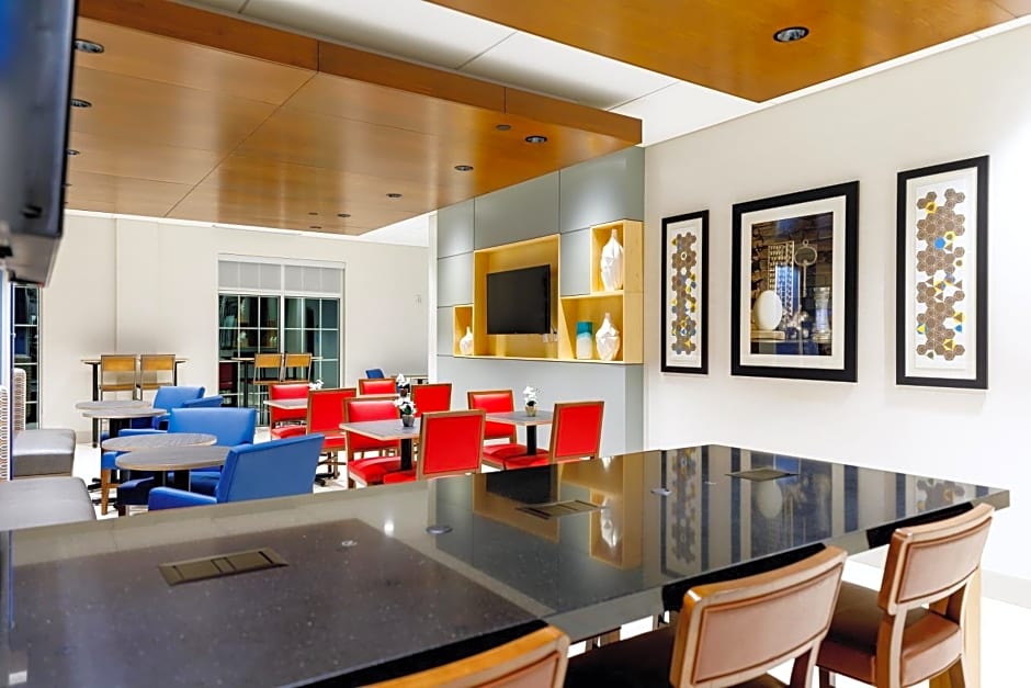 Holiday Inn Express & Suites Sturbridge By IHG