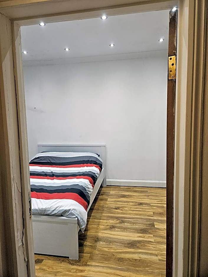 2 Bedroom Flat - Travel Direct to Heathrow/Central