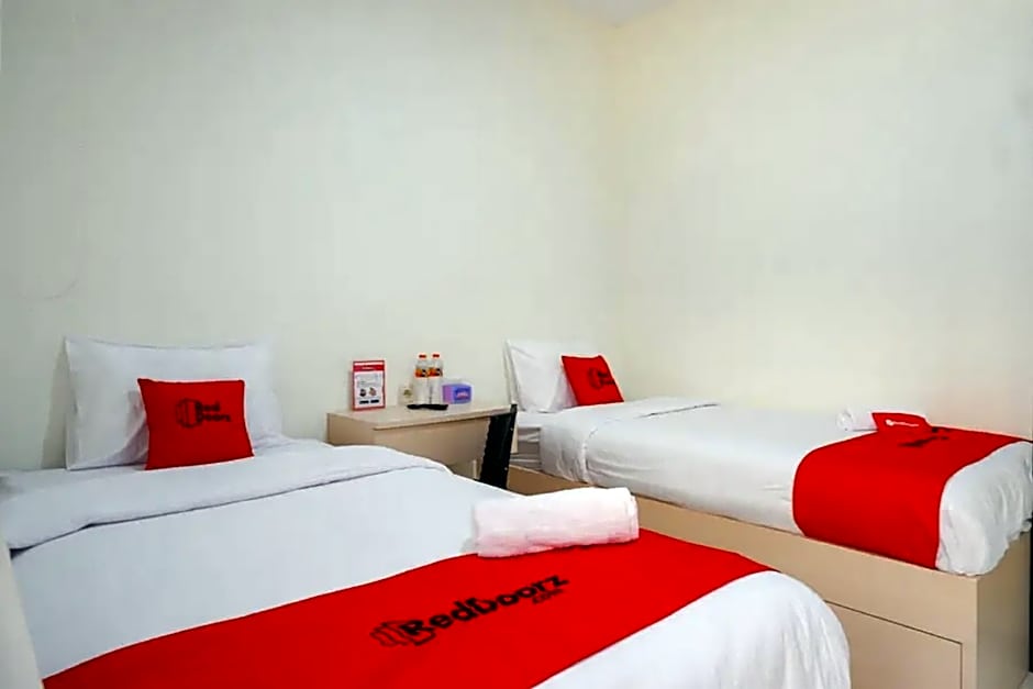 RedDoorz near Alun Alun Kudus 2
