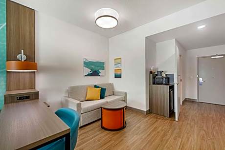 Queen Suite with Two Queen Beds and Sofa bed - Disability Access/Non Smoking
