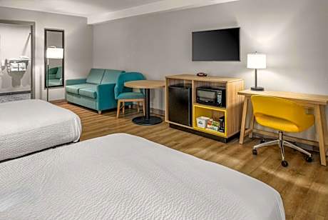 2 Queen Beds Mobility/Hearing Impaired Accessible Room Non-Smoking