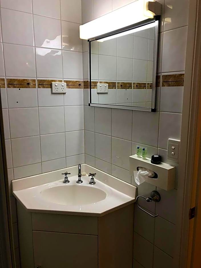 OVERLANDER MOTOR LODGE