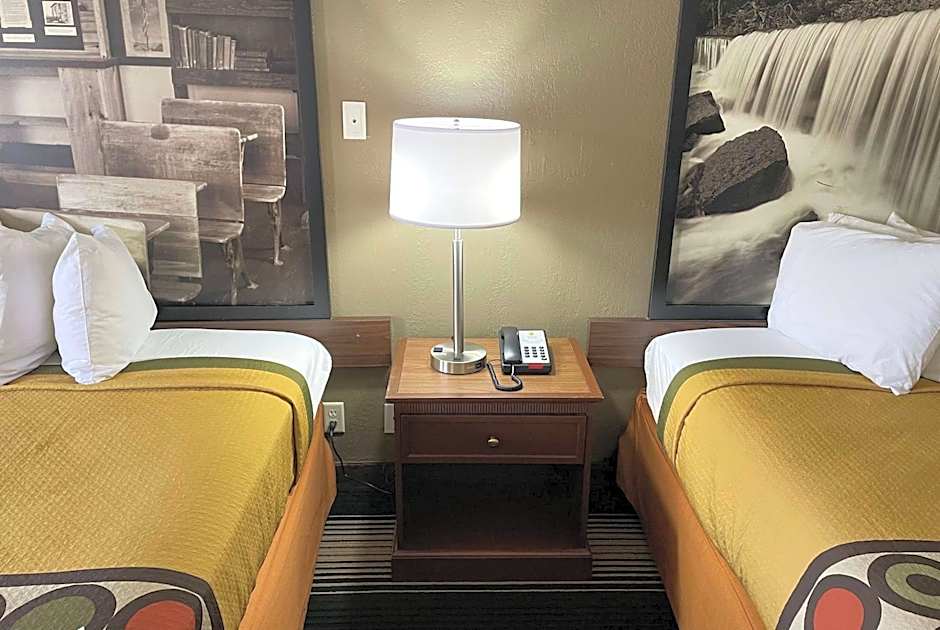 Deluxe Inn & Suites
