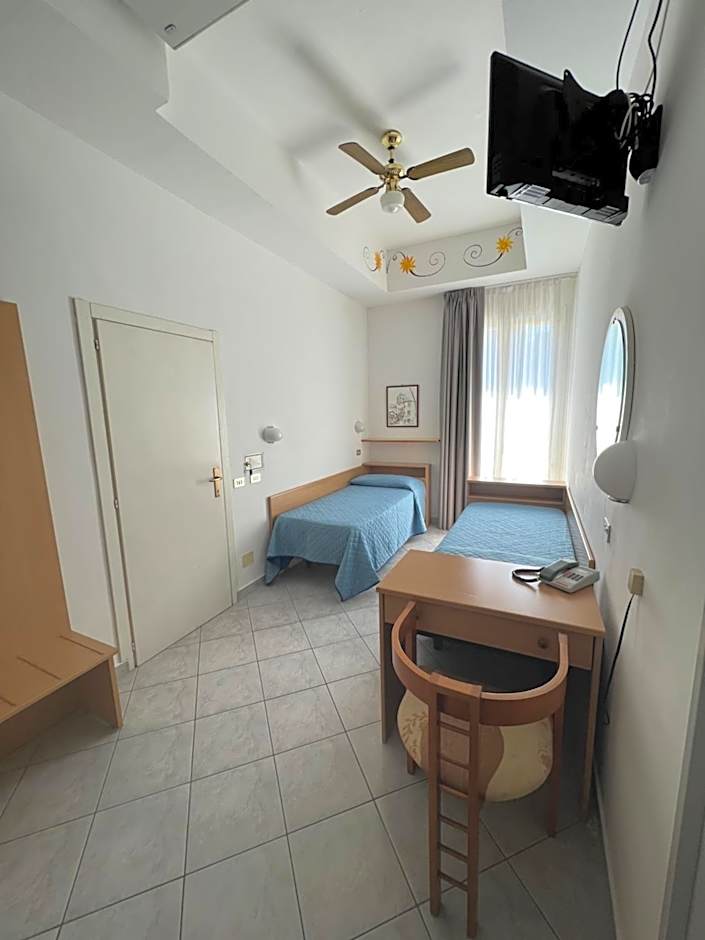 Hotel Villa dei Fiori - sul mare con piscina