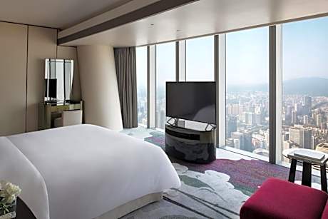 Deluxe King Suite with City View