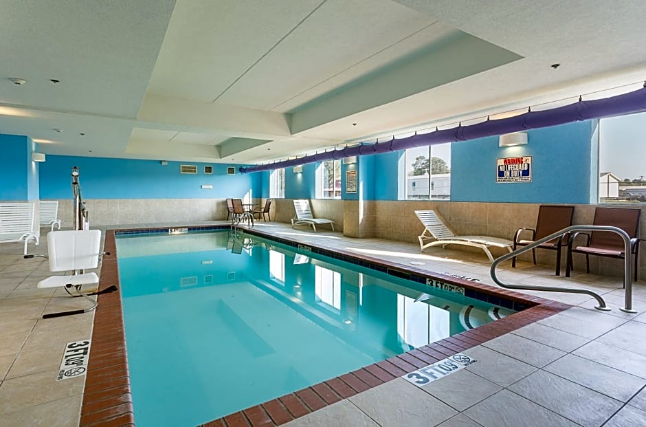 Holiday Inn Express Hotel & Suites Byram